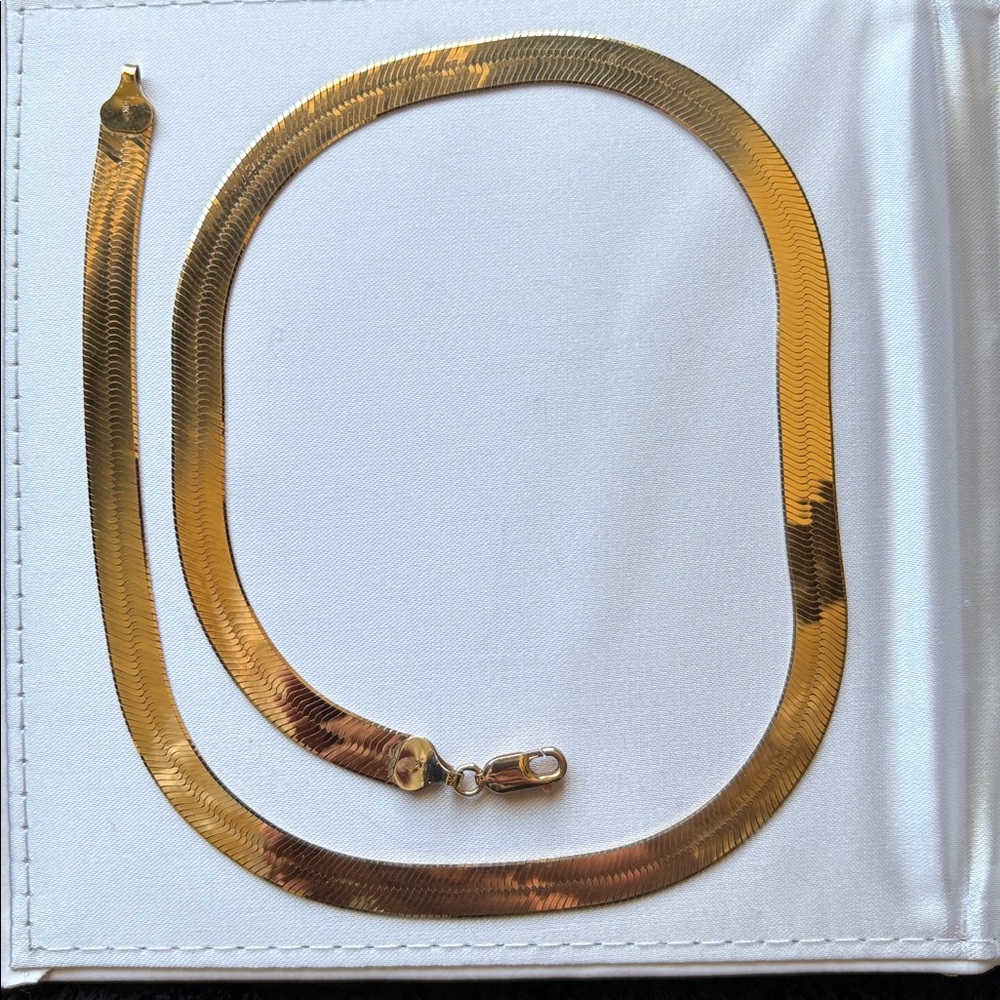 10kt Extra Wide Herringbone Chain
Brand New Never Worn
Shine from Every Angle!